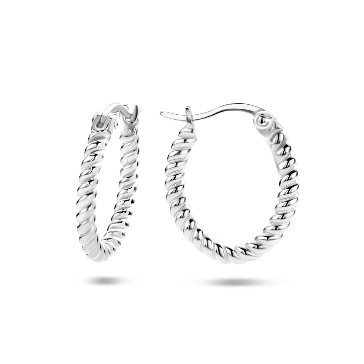 Een paar Van der Kooij Collectie oorringen gedraaid zilver gerhodineerd met een touwachtige twist en gepolijste afwerking, tegen een witte achtergrond. Eén oorbel is open zodat het slotje zichtbaar is, perfect als elegante oorbellen dames.