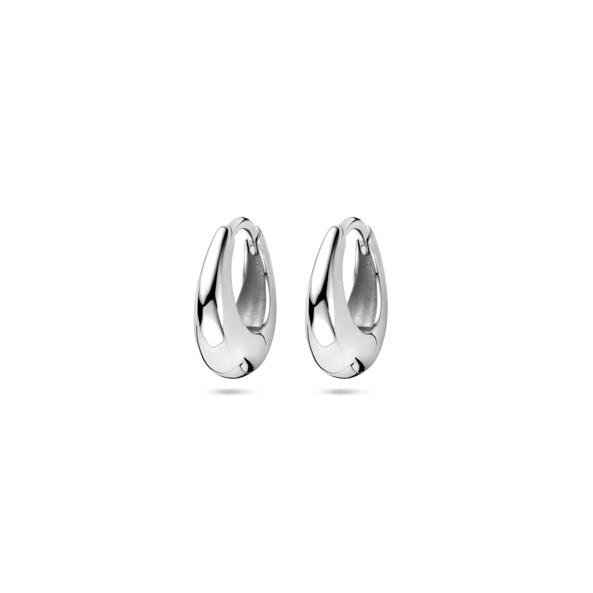 Pendientes de aro de 13,5 mm en plata rodiada con un diseño curvado y brillante.