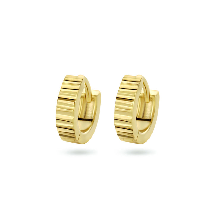 Een paar Van der Kooij Collectie klapoorringen 1 micron zilver verguld (geel) met een gestructureerd, verticaal geribbeld patroon, afgebeeld op een witte achtergrond.