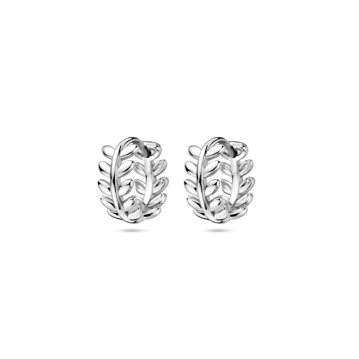 Pendientes de aro plateados con diseño de hojas de 12 mm.