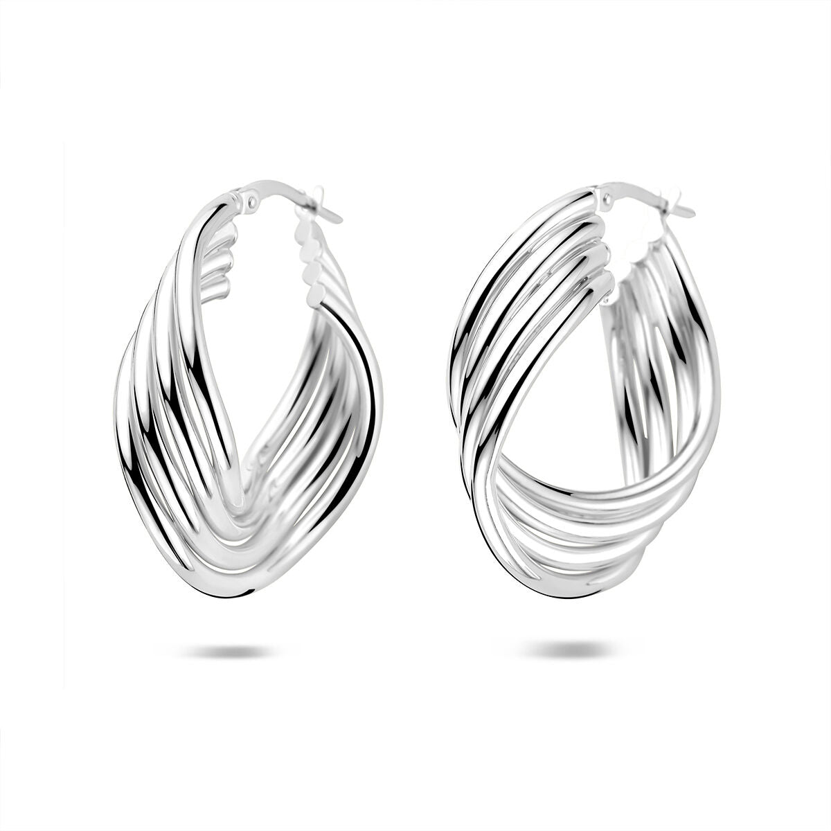 Pendientes de aro de plata rodiada para dama, con diseño ondulado y un diámetro de 31,5 mm.
