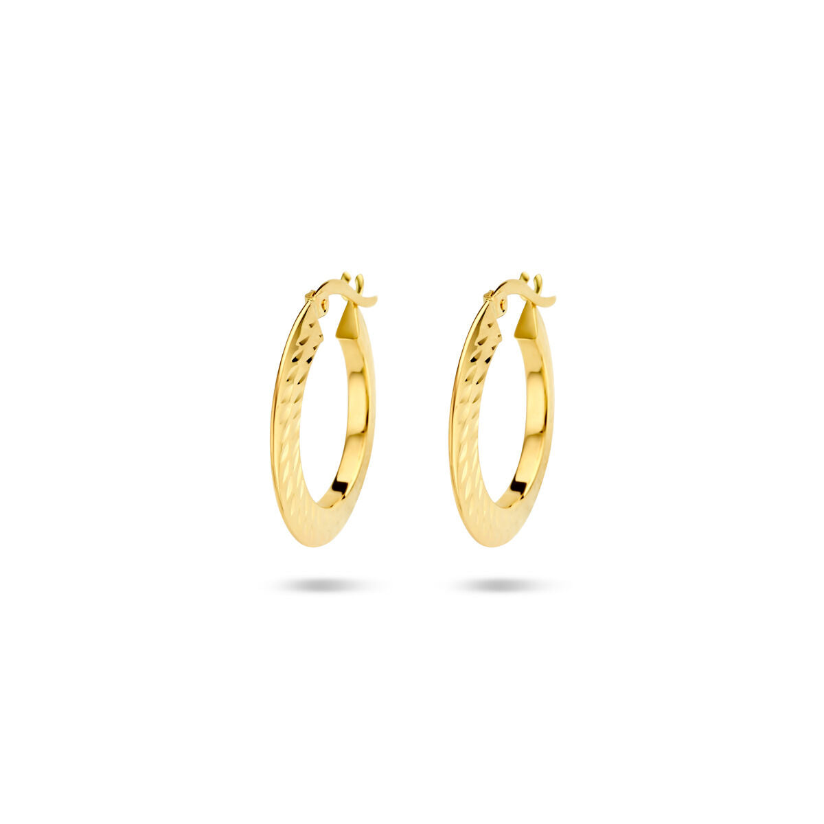 Pendientes de aro de tubo afilado en oro amarillo de 14 quilates.