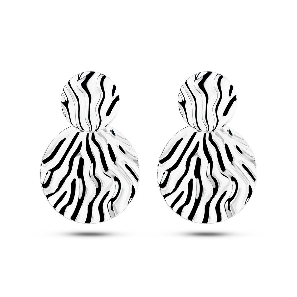 Pendientes largos de plata con relieve y acabado rodiado en diseño de rayas.