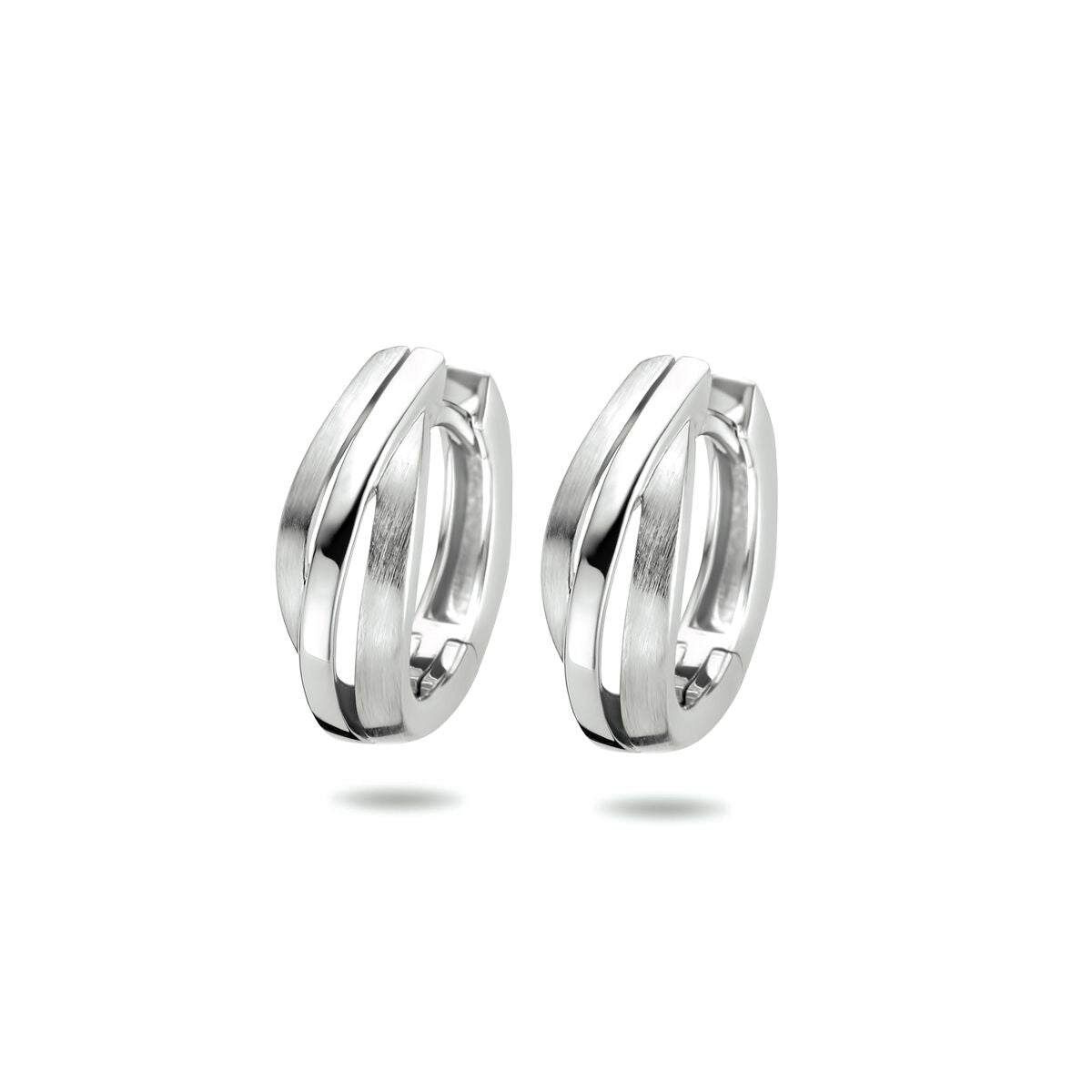 Pendientes de aro de plata mate y pulida, con un diseño de líneas entrelazadas.