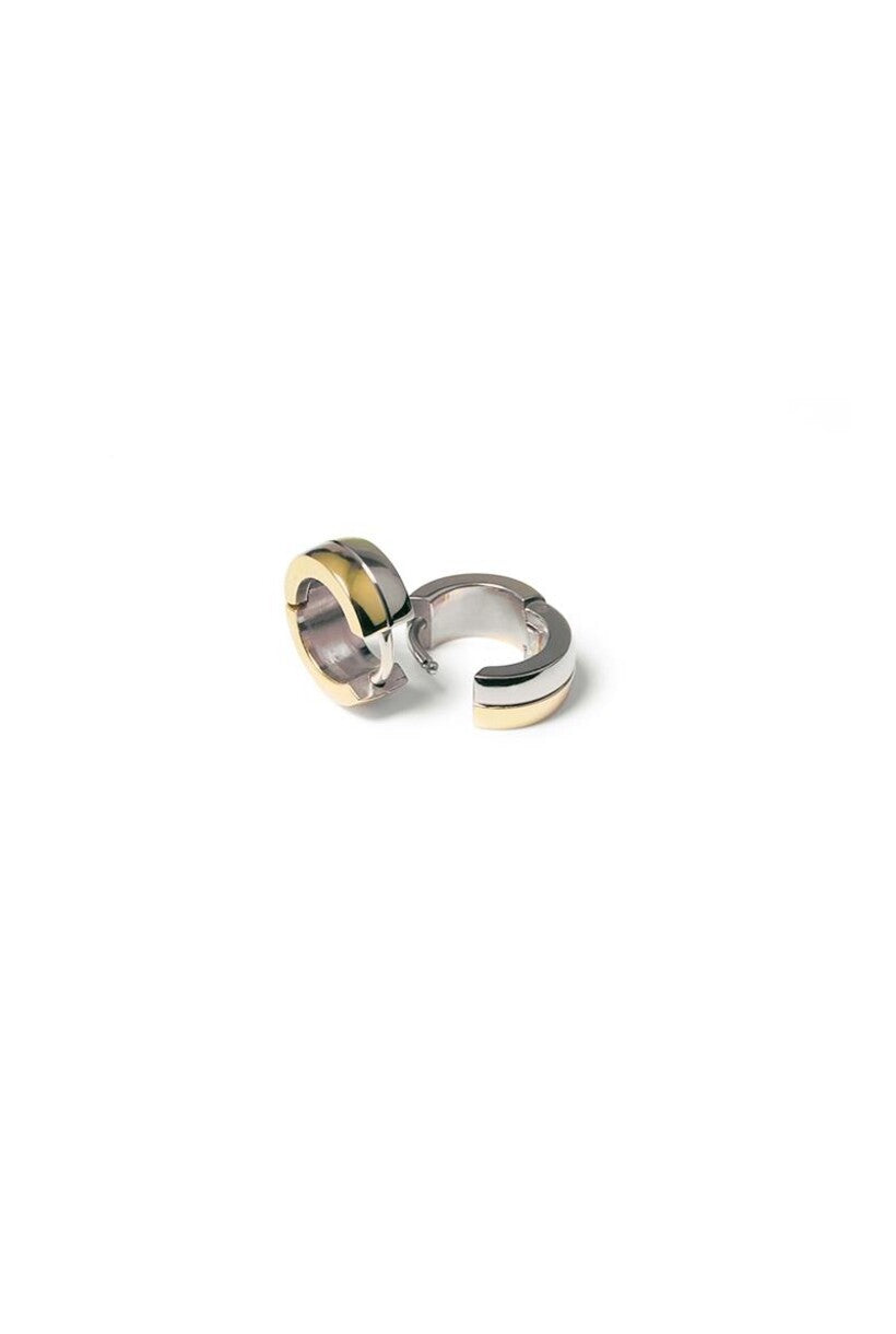 Pendientes de aro bicolor de titanio con detalles en negro y dorado.