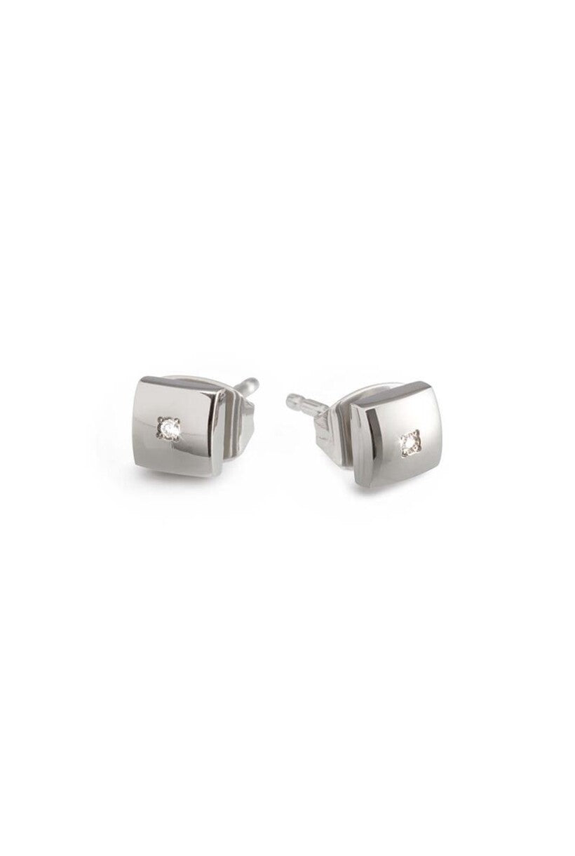 Pendientes de titanio con forma rectangular y un pequeño diamante en el centro.