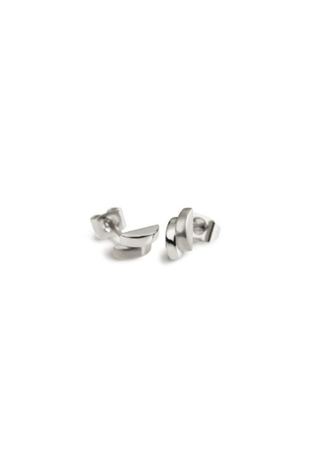 Pendientes de titanio con un diseño moderno y pulido en forma de curva.