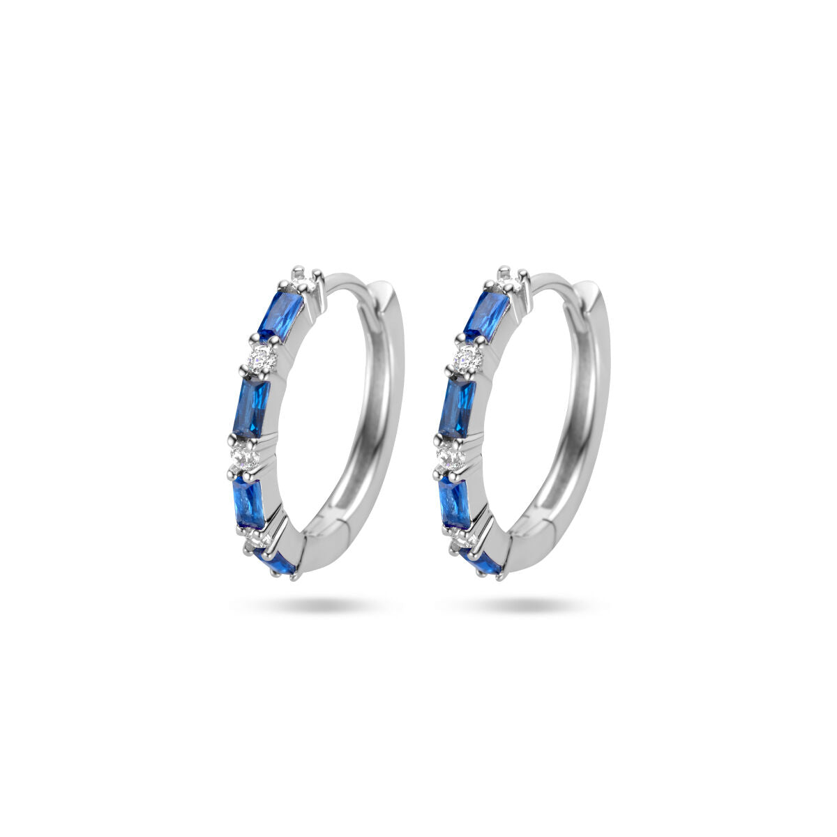 Pendientes de aro de plata con circonitas azules y acabado rodiado.