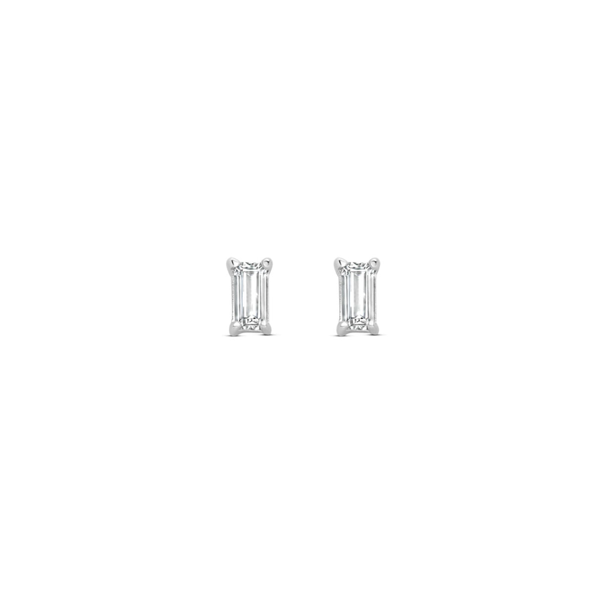 Pendientes de primera puesta de plata rodiada con circonitas de 4,5 mm en forma rectangular.