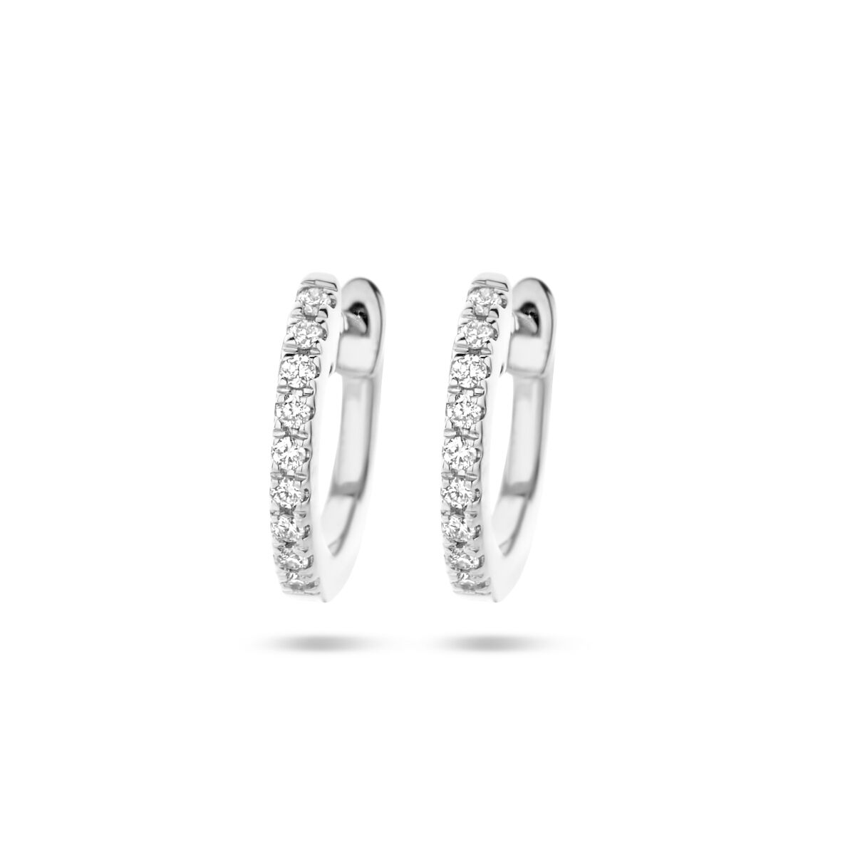 Aros de oro blanco de 14K con diamantes de 0.06 ct (2x 0.03 ct) en la parte frontal.
