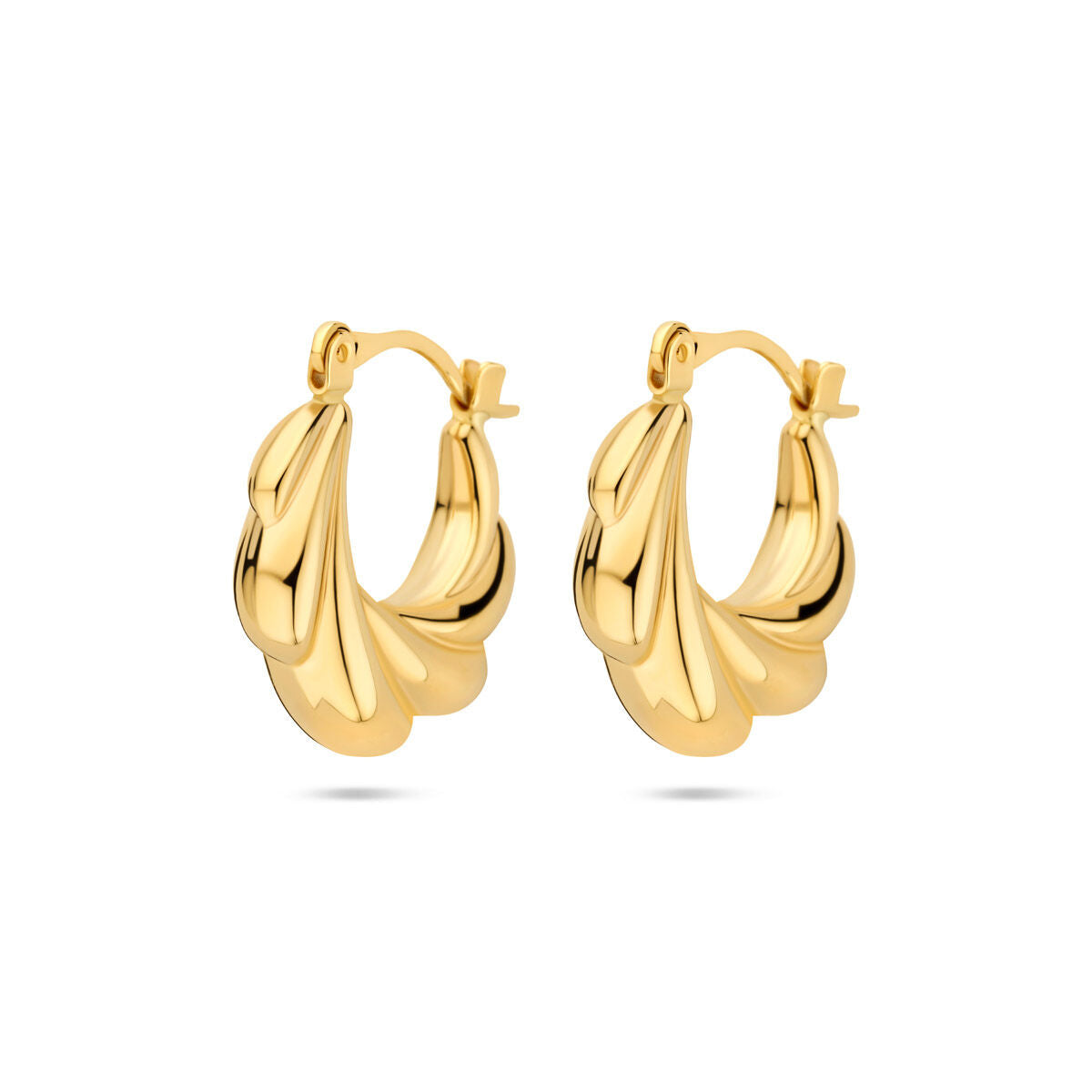 Aros de 19 mm en oro amarillo de 14 quilates con diseño ondulado.