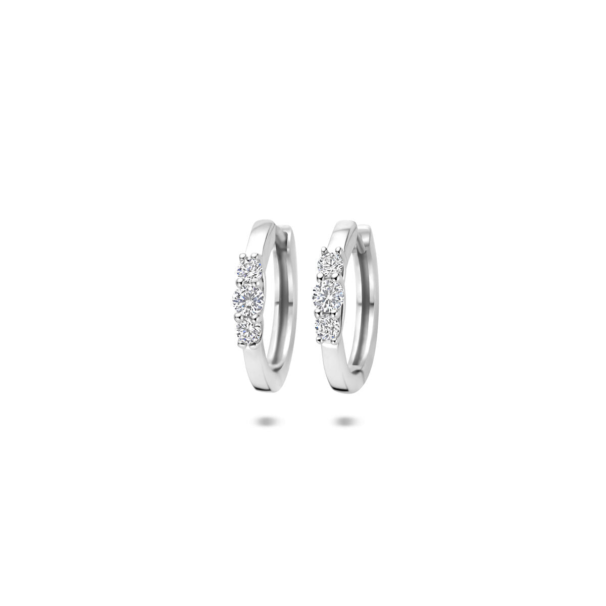 Pendientes de aro de plata con circonitas, acabado en rodio, en plata 925.