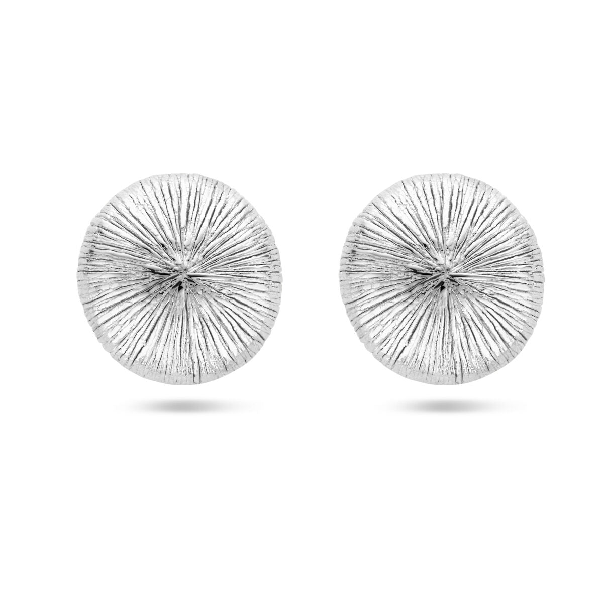Pendientes de 25 mm en plata rodiada con diseño texturizado en forma circular.