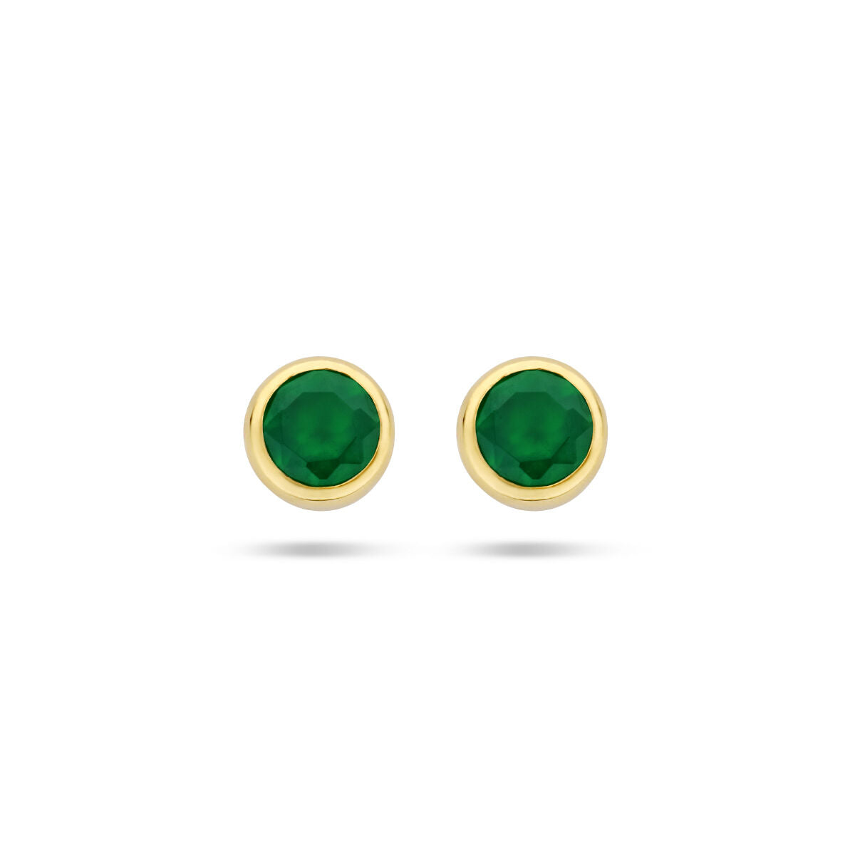 Pendientes de primera puesta de ágata verde con montura de oro amarillo de 14 quilates.