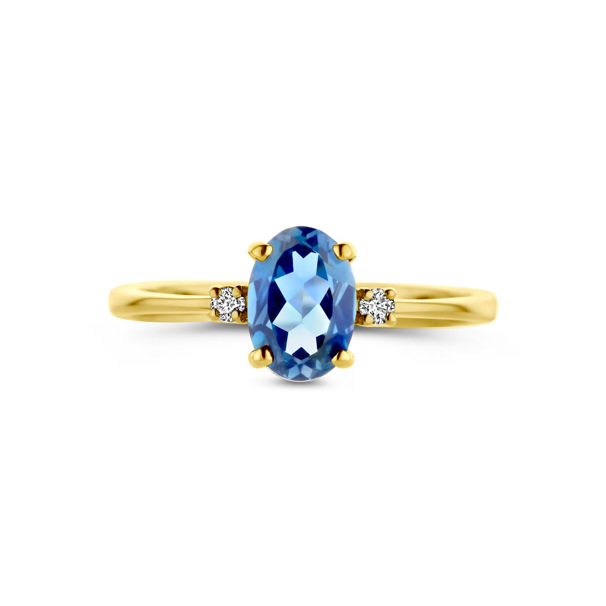 De ringtrilogie van de Van der Kooij Collectie heeft een 14K geelgouden band met een ovale London Blue topaas en twee kleine ronde diamanten (0,04 ct H SI) aan elke kant, tentoongesteld tegen een witte achtergrond.