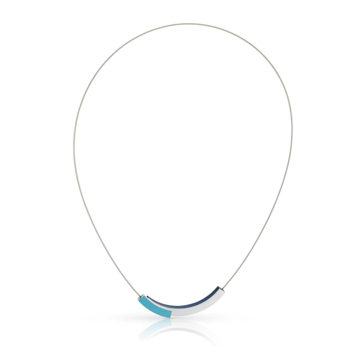 Collar con dos arcos en tonos azules y plateados, sobre cadena fina.