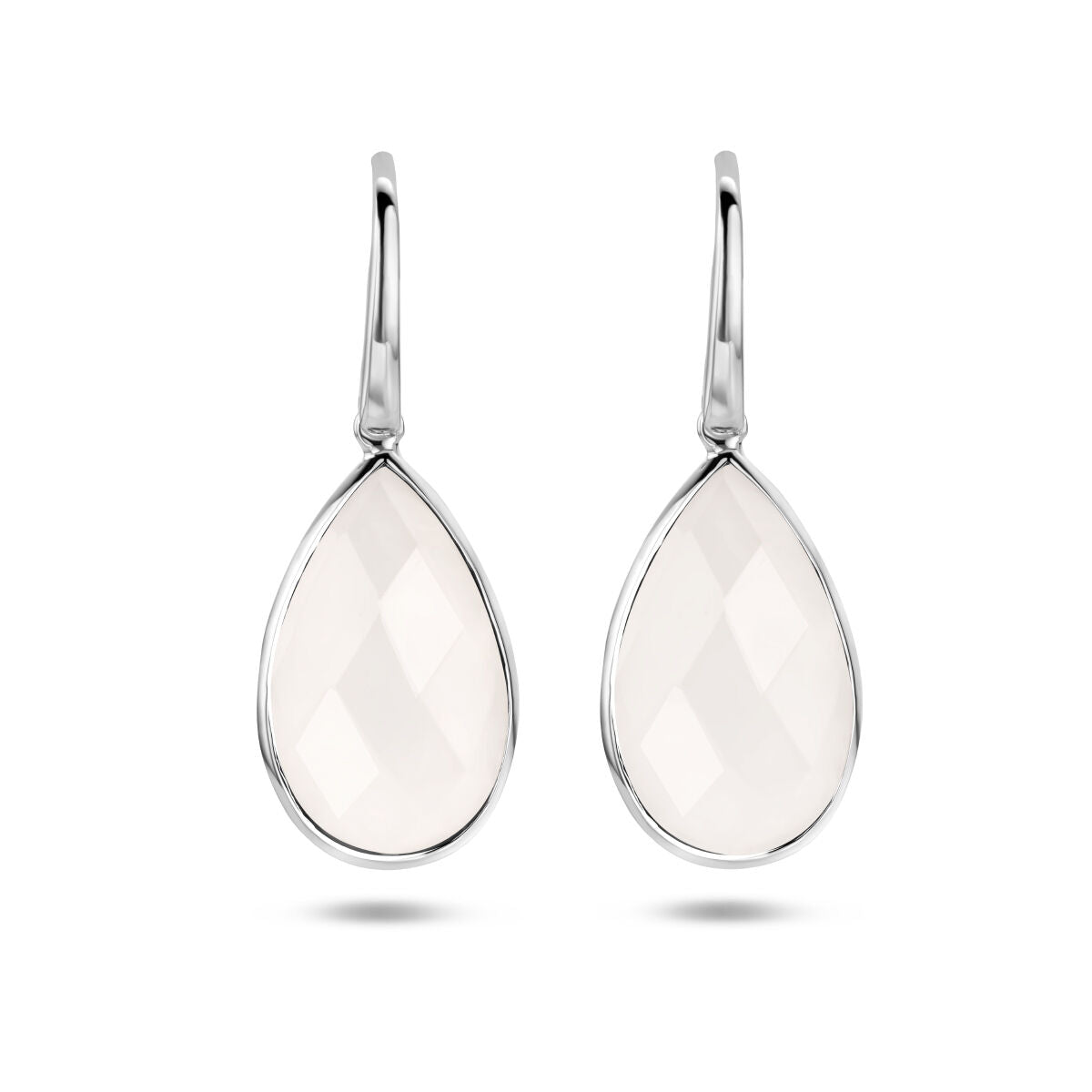 Pendientes largos de ágata blanca con gancho francés en plata rodiada.
