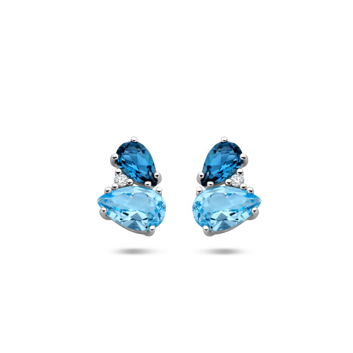 Pendientes de topacio azul london con diamantes de 0.015 ct en oro blanco de 14K.