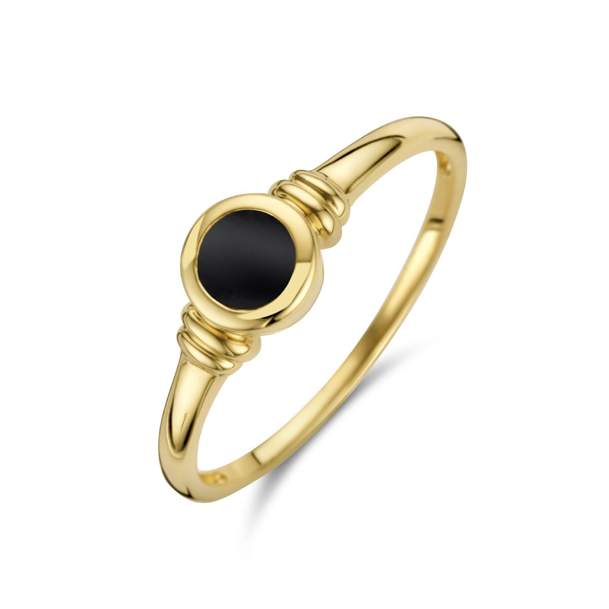 Anillo de oro amarillo de 14 quilates con ónice negro en el centro.