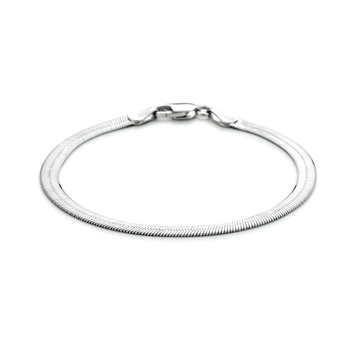 Pulsera plana de 4,5 mm en plata rodiada con cierre de langosta.