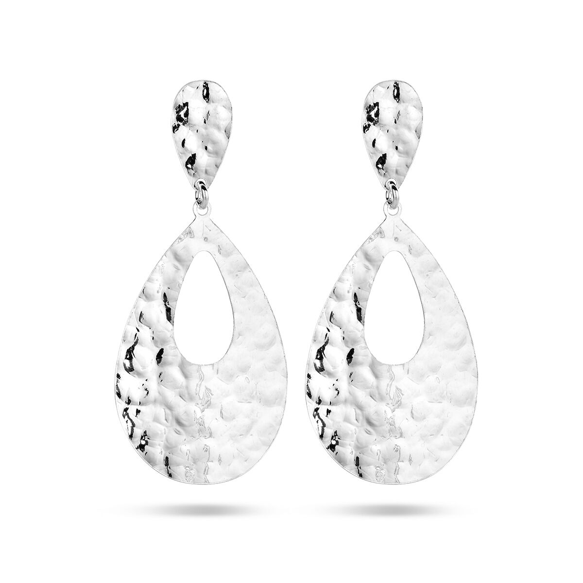 Pendientes largos de plata con acabado martillado y rodio, en forma de gota.
