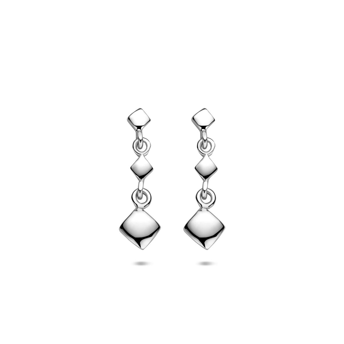 Pendientes largos de plata rodiada 925 con formas geométricas en un diseño moderno.