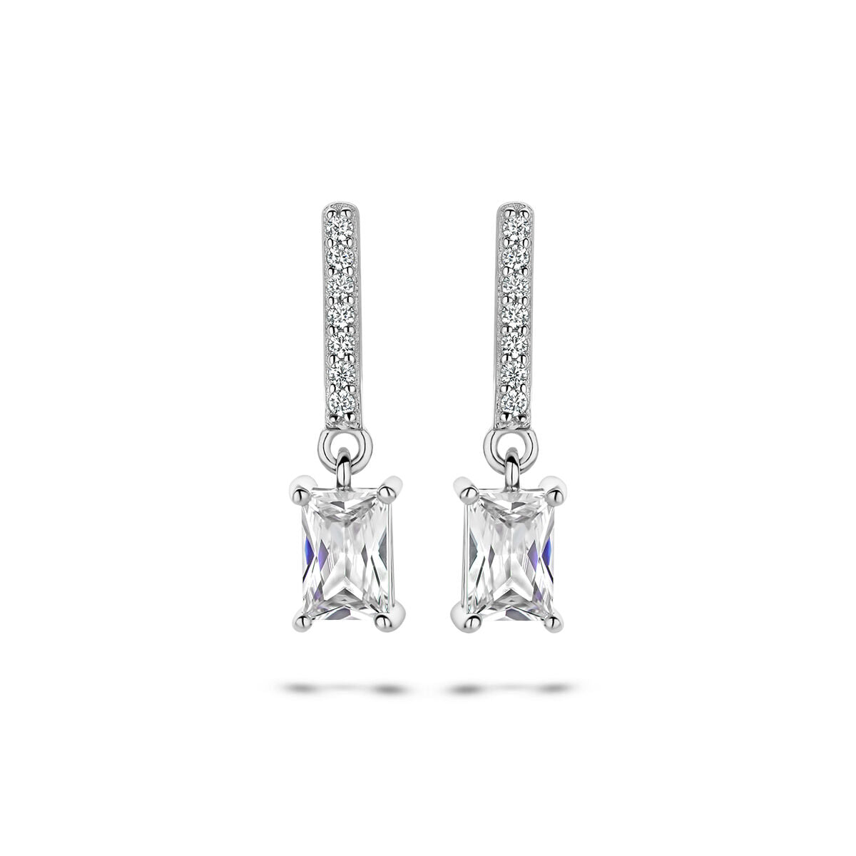 Pendientes largos de zirconia en plata rodiada con un diseño rectangular y detalles brillantes.