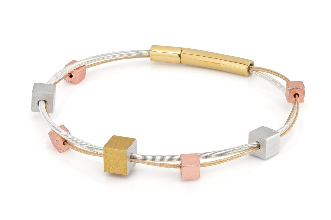 Armband speelse kubusjes tricolor A257T