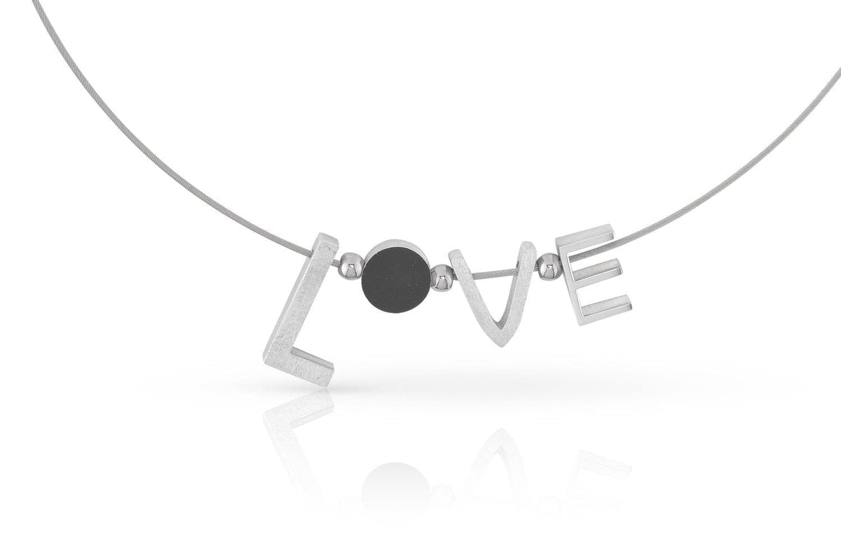 Collar de plata con la palabra "LOVE" y un detalle negro en el centro.