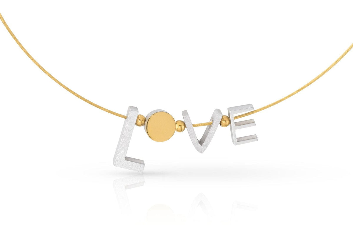 Collar dorado con la palabra "LOVE" en letras plateadas y un círculo dorado.