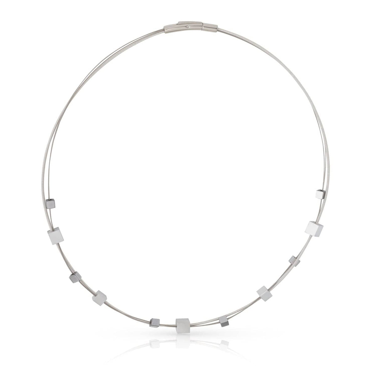 Collar de plata con cubos juguetones en diferentes tamaños y formas.