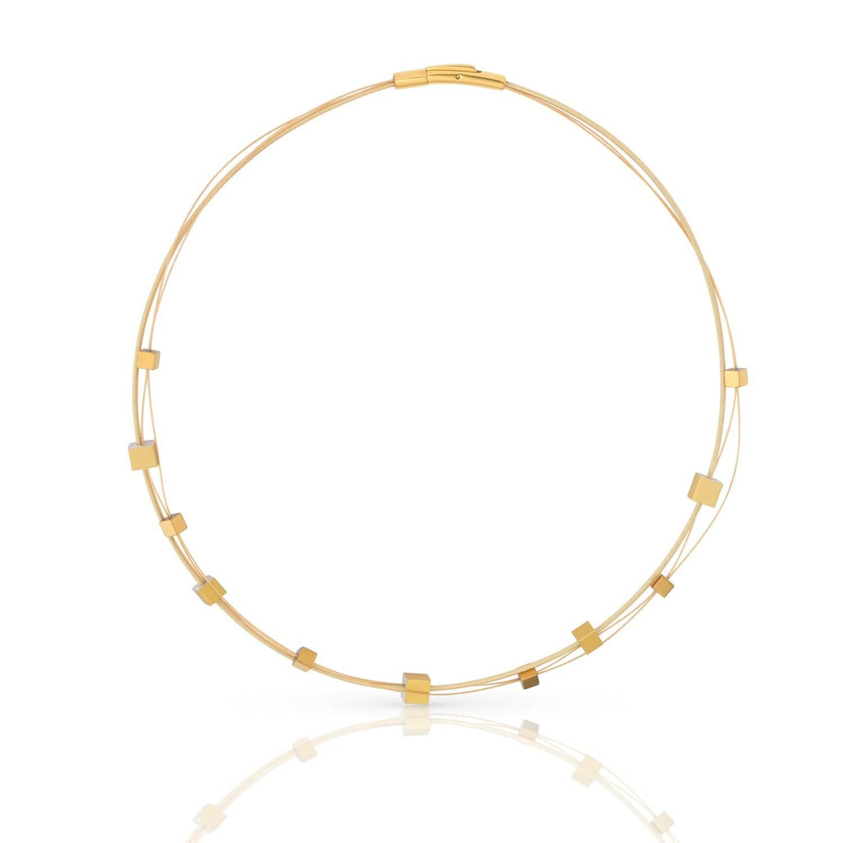 Collar dorado con cubos juguetones, diseño minimalista y elegante.