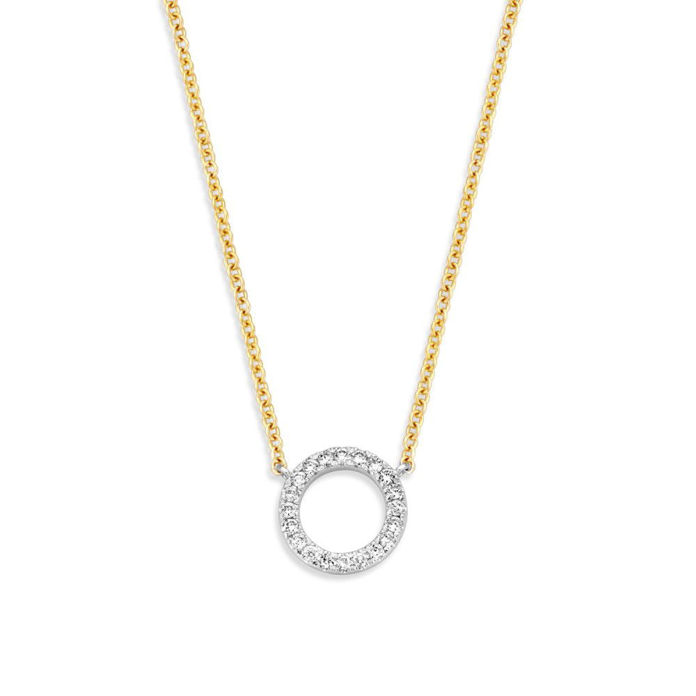 Collar de oro amarillo con colgante de diamantes, cadena fina y círculo decorado con brillantes.