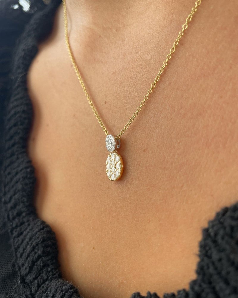 Collar elegante de oro con diamantes engastados de 0.53ct