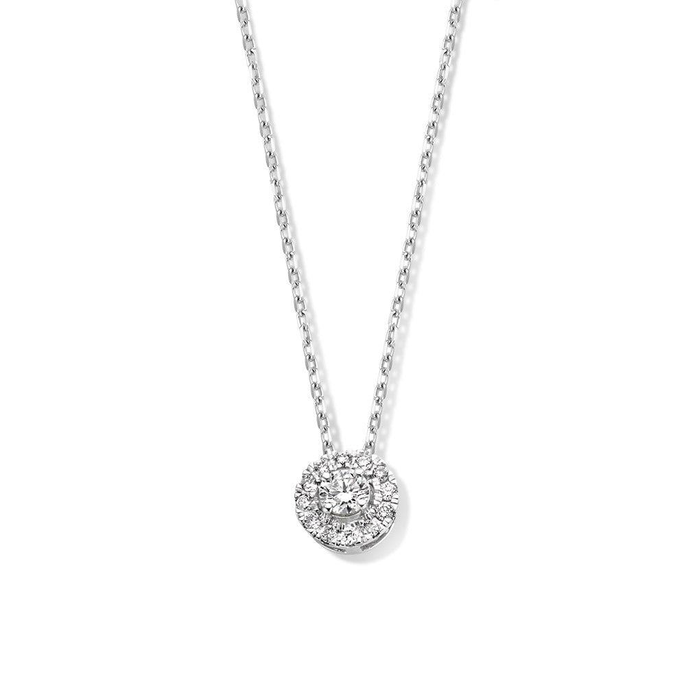 Collar de oro blanco con un colgante redondo adornado con diamantes brillantes.