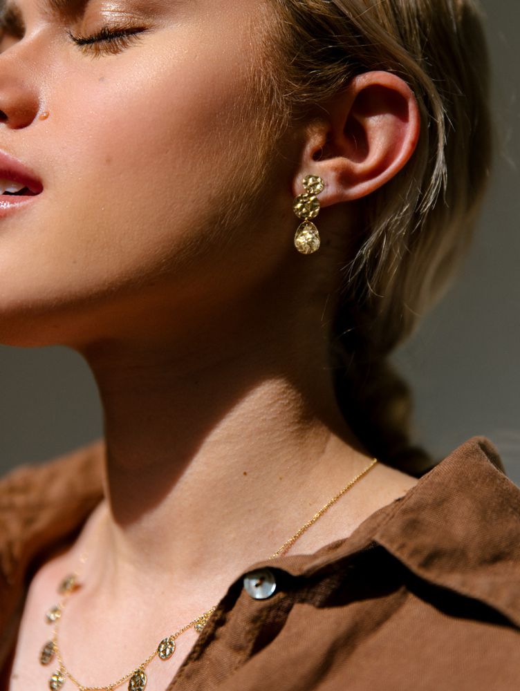 Collar de oro amarillo de 14K con monedas martilladas - Joya elegante de mujer