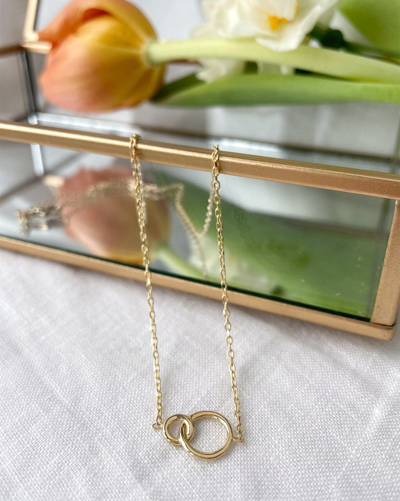 Collar de oro con eslabones de ancla tallados y círculos conectados – Elegancia de 14 quilates para de mujer