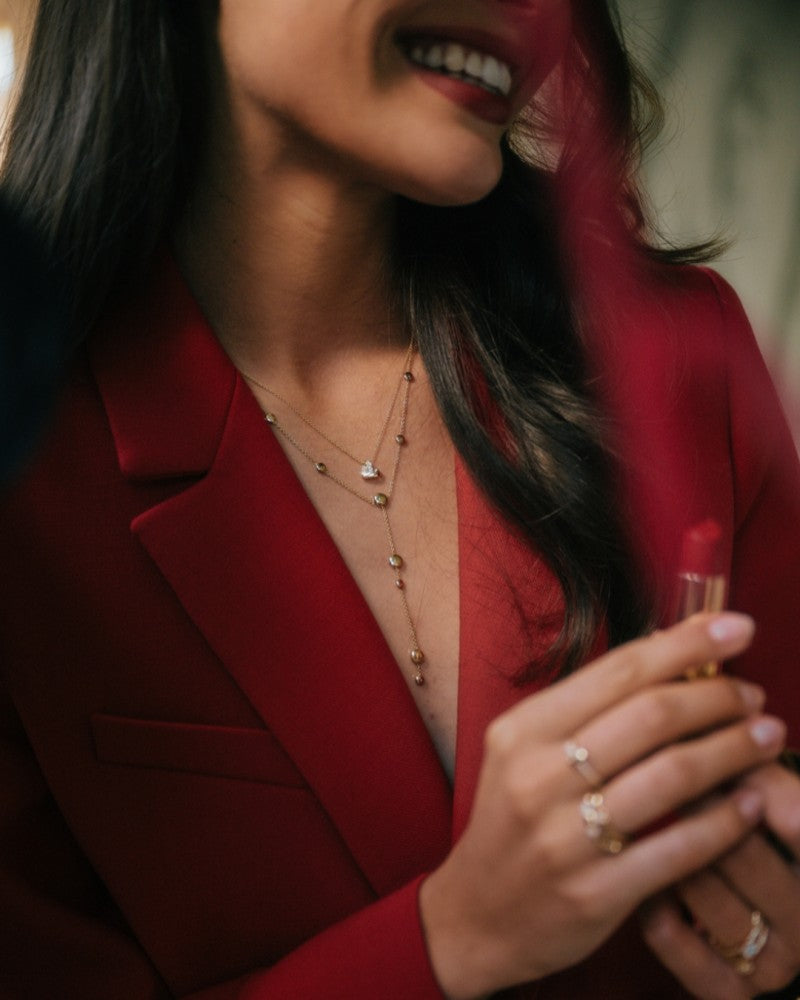 Collar Y de oro amarillo con bolitas de oro - Joya elegante de mujer