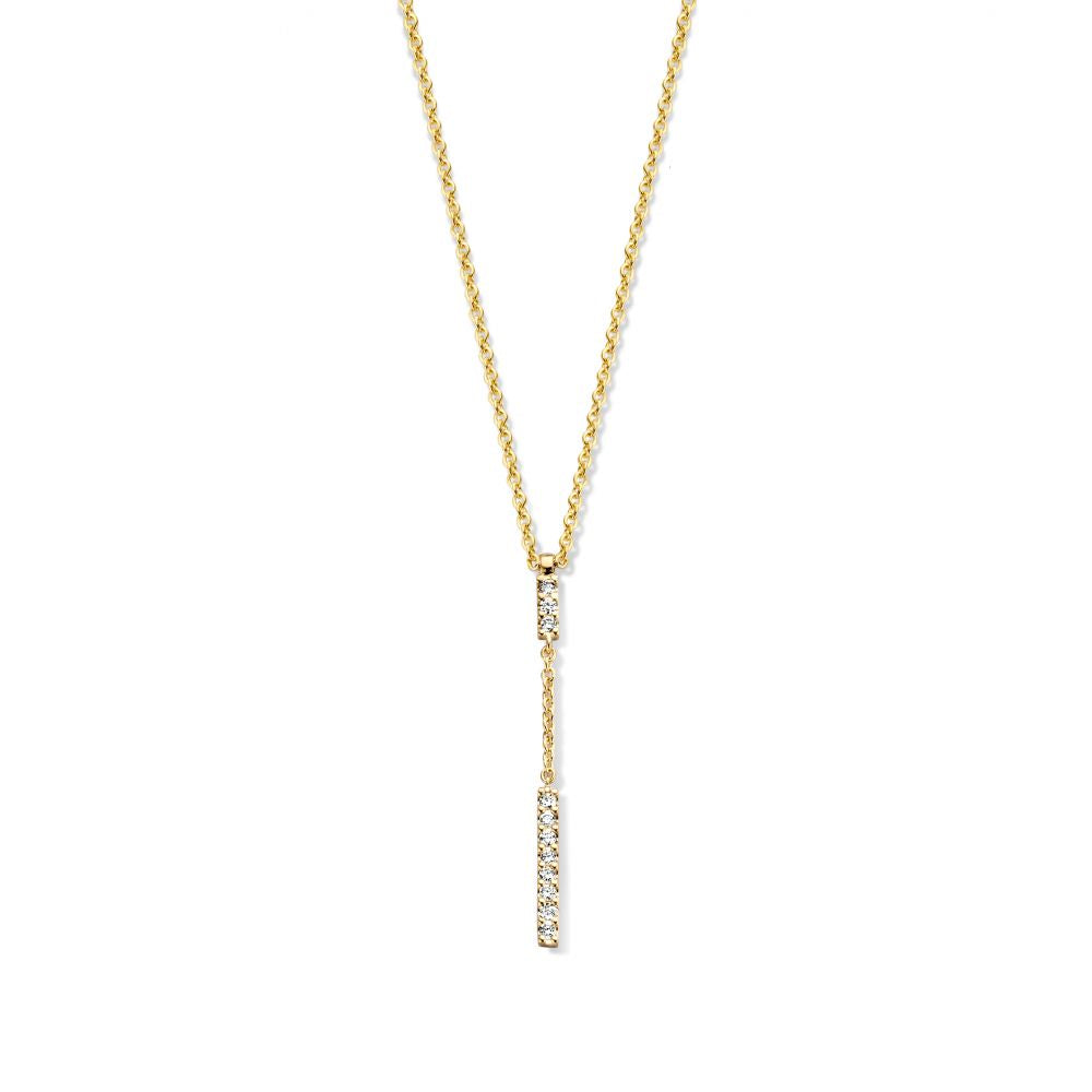 Het Geelgouden Collier met Diamanten Hanger - 14 Karaat Briljant van Excellent Jewelry heeft een dunne ketting met een minimalistische verticale balkhanger vol fonkelende diamanten, elegant gepresenteerd tegen een witte achtergrond.