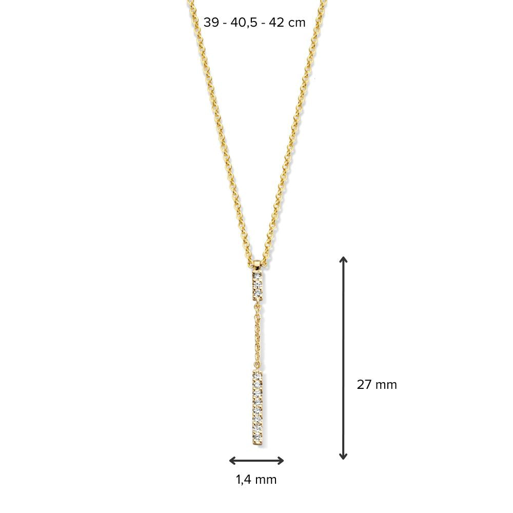 Excellent Jewelry Geelgouden Collier met Diamanten Hanger - 14 karaat, slanke hanger (27 x 1,4 mm) met briljanten. Verstelbare ketting (39, 40,5 of 42 cm). Minimalistisch sieraad op witte achtergrond.