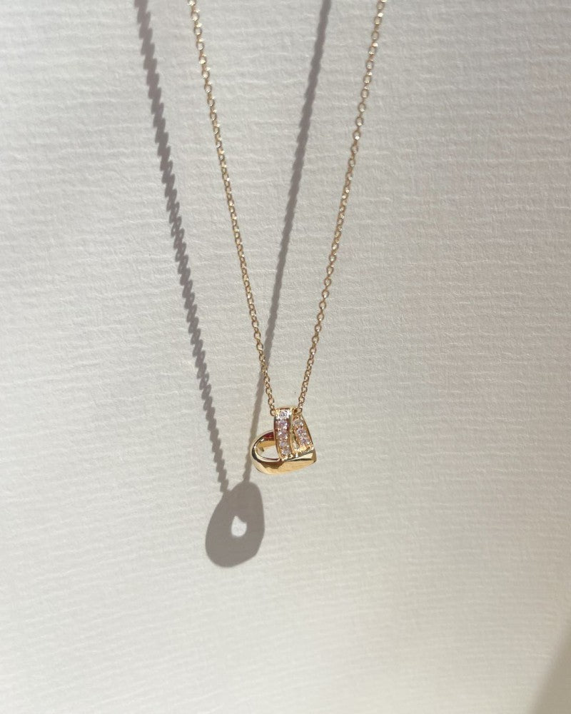 Collar de colgante en oro amarillo con forma de corazón y diamantes, 0.06ct