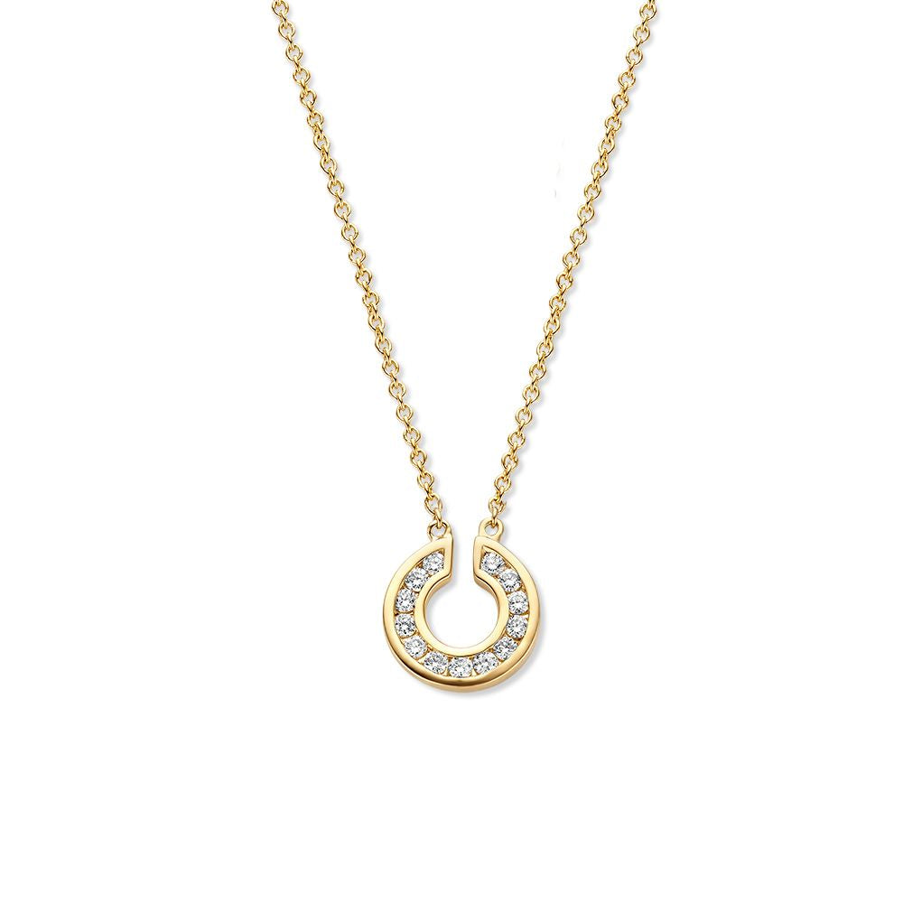 Collar de oro amarillo de 14 quilates con colgante en forma de media luna y diamantes.