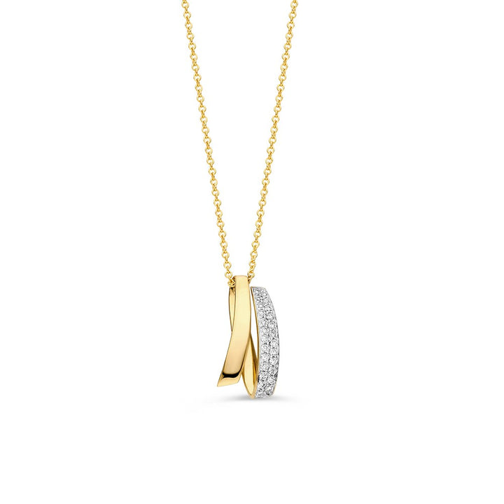 Het Collier geelgoud briljant 0,10 crt. van Excellent Jewelry heeft twee in elkaar grijpende hangers: een gladde geelgouden lus en een pavé diamanten hanger, gepresenteerd op een witte achtergrond.