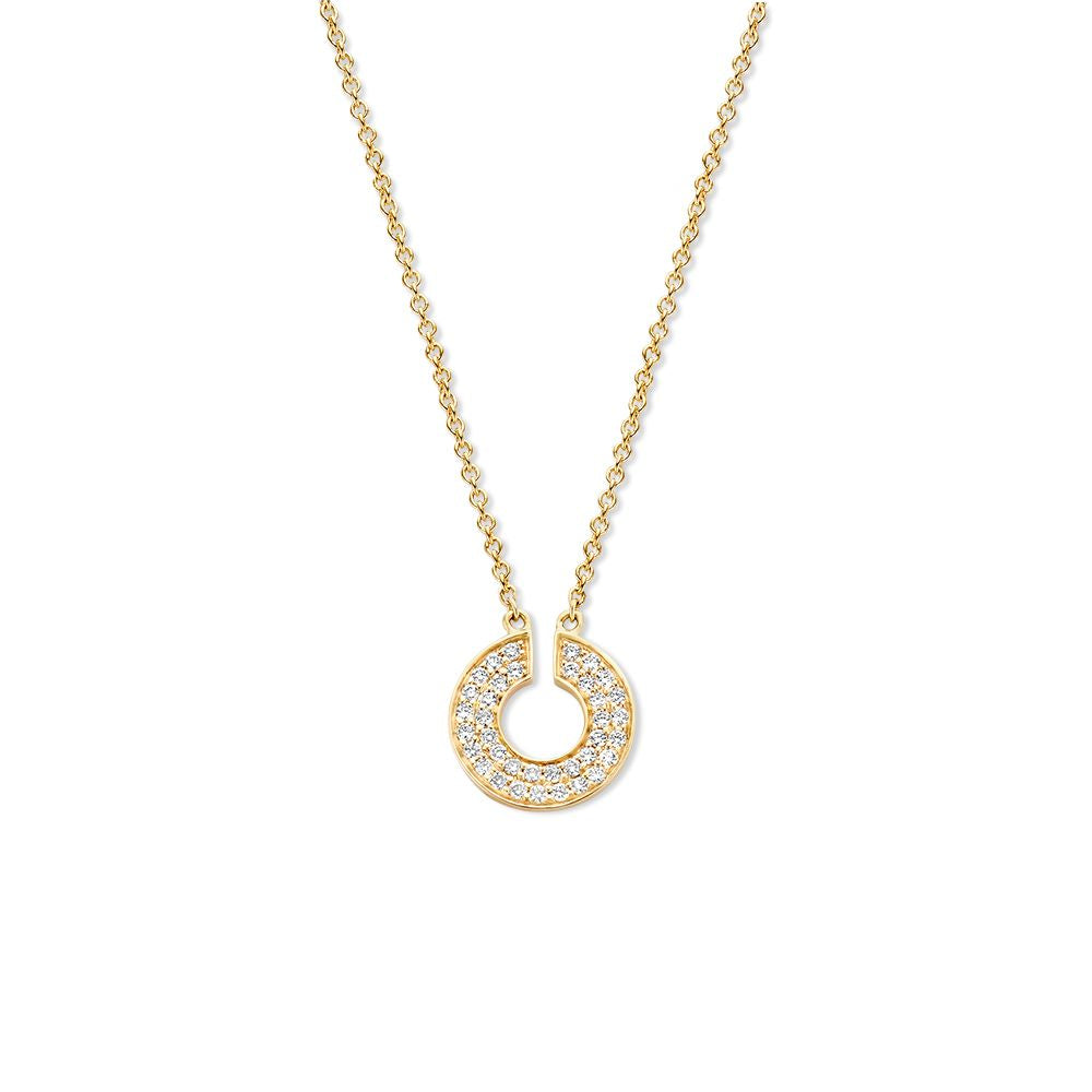 Collar de oro amarillo de 14 quilates con colgante circular decorado con diamantes.