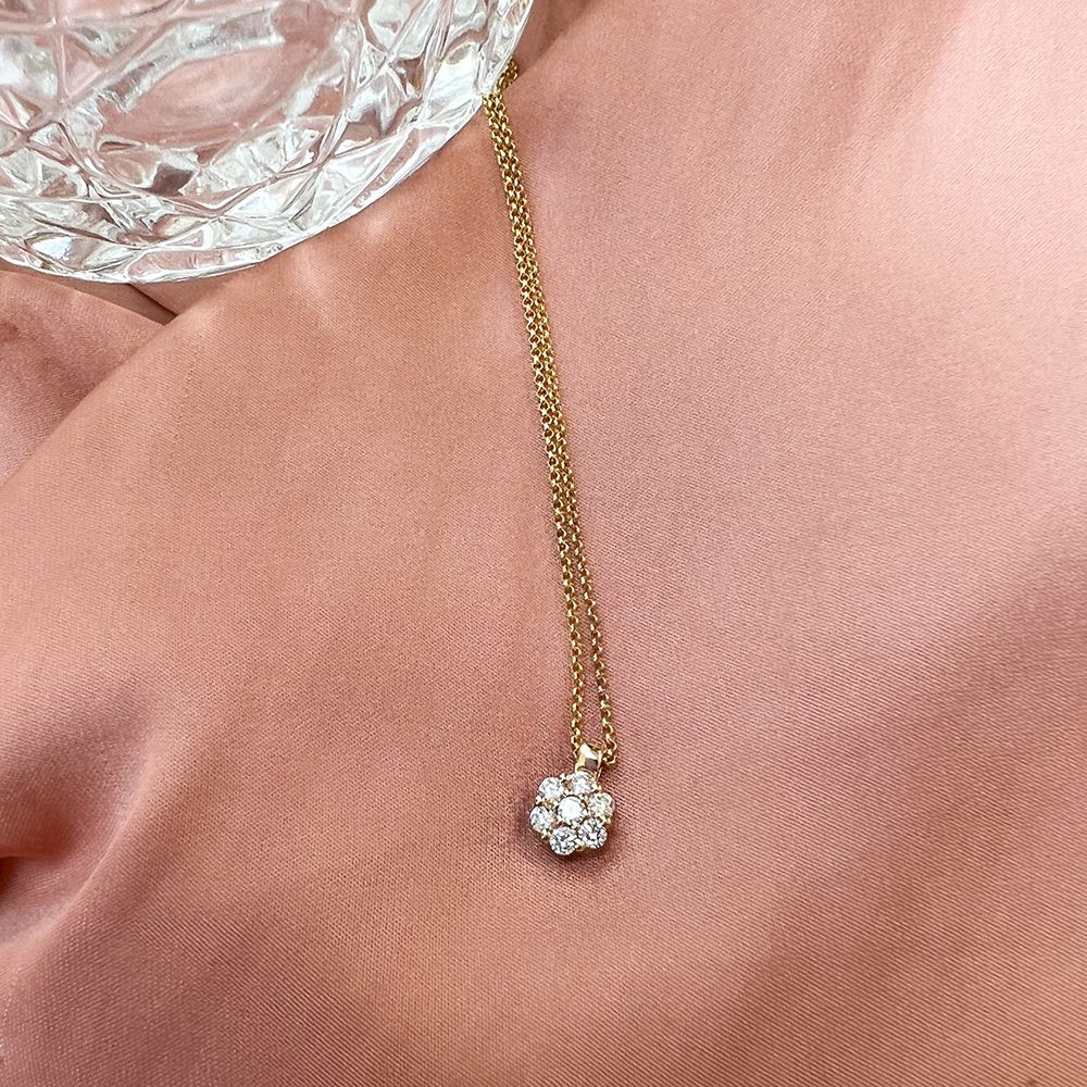 Collar de oro amarillo con colgante de diamantes en engaste de entourage - 14 quilates