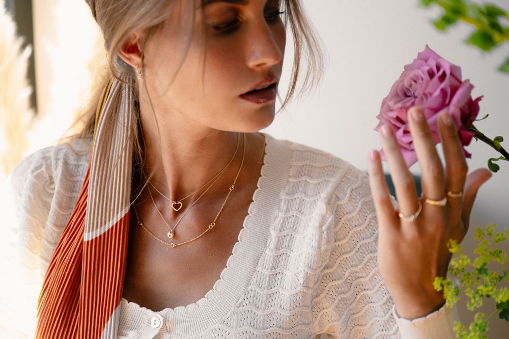 Collar de oro amarillo con nudo de amor y diamante – 14 quilates de oro y 0,23 crt