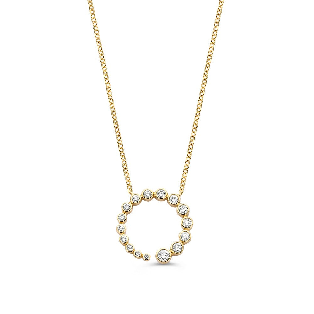 Collar dorado con diamantes brillantes de 0.50 quilates en forma de círculo.