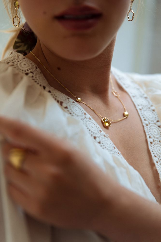 Collar de oro amarillo con piedras preciosas en forma de flor – 14 quilates de oro y cuarzo verde