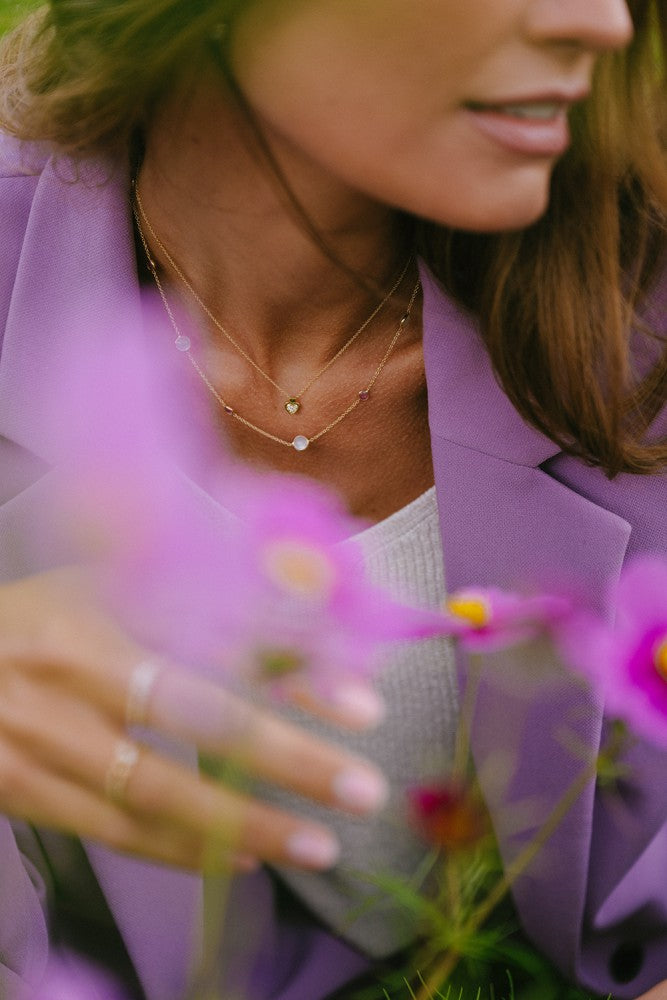Collar de oro amarillo con rubí y piedra de luna – Elegante y refinado – 14 quilates de oro
