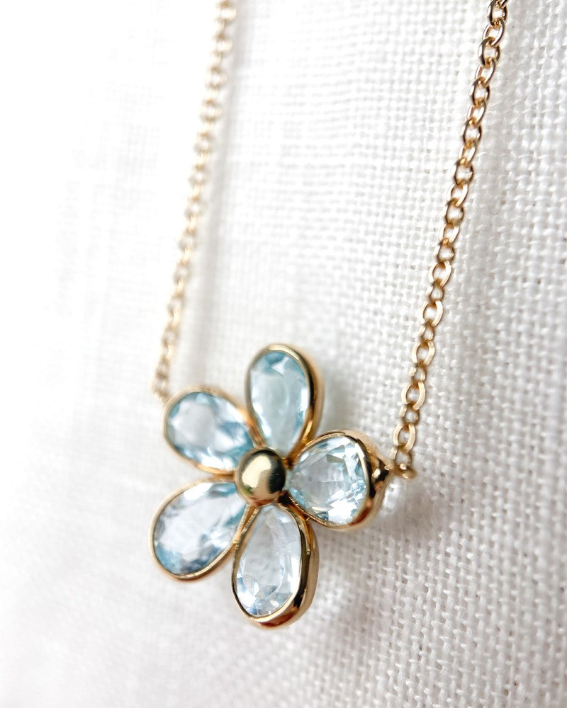 Collar de oro amarillo con colgante de flor juguetona y topacio azul – 14 quilates de oro